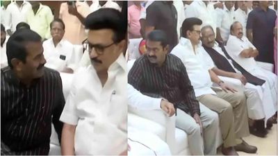 அரசியல் நாகரிகமா.. புதிய கூட்டணியா? சீமானுக்கு அருகில் அமர்ந்து நீண்ட நேரம் பேசிய ஸ்டாலின்!