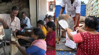 விஜய்க்கு பெரிய தலைவலி.. ரேஷன் பொருட்கள் இனி வீடு தேடி வராதா? போர்க் கொடி தூக்கும் ரேசன் ஊழியர்கள்! 