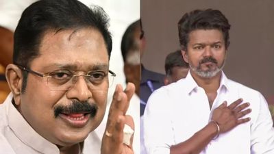 “திமுக கூட்டணிக் கட்சிகளிடம் கையேந்தி, கெஞ்சி ஆட்சி அமைத்துள்ளார் விஜய்”.. டிடிவி தினகரன் தாக்கு!