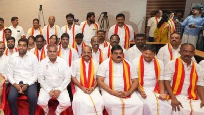 அதிமுக + திமுகவிற்கு ஷாக்.. 4 மாஜி அமைச்சர்கள் - 6 எம்எல்ஏக்கள் உள்பட 60 பேர் தவெகவில் ஐக்கியம்