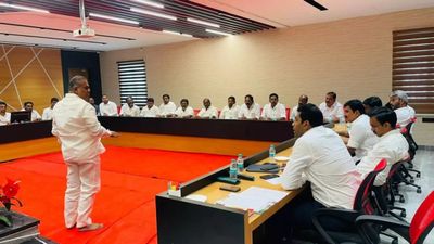 விஜய்க்கு தலைவலி.. தவெகவில் பஞ்சாயத்து! முரண்டு பிடிக்கு மா.செ.க்கள்! எகிறி அடிக்கும் எம்எல்ஏக்கள்! 
