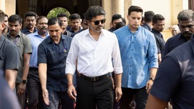 234 மாவட்ட செயலாளர்.. விஜய் எடுக்கும் புதிய வியூகம்.. நிர்வாகிகளுக்கு போன மெசேஜ்.. பின்னணி என்ன? 