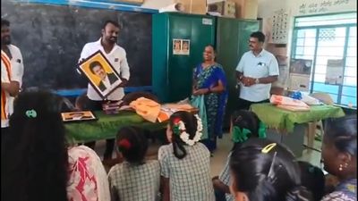 உத்தரமேரூர் அரசு பள்ளி வகுப்பறையில் விஜய் படத்தை வைத்து ரீல்ஸ்! தவெக நிர்வாகி நீக்கம்!