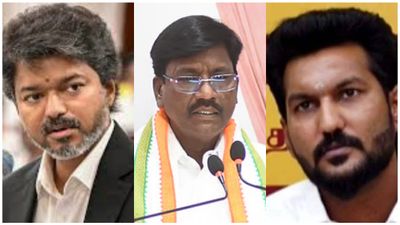 விஸ்வநாதன் - சரத்குமார் விவகாரம்.. விஜய்யின் அமைதி..  ஜெயலலிதா போல் ஆக முடியுமா?