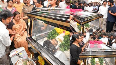 Vijay: முட்டி போட்டபடியே அமர்ந்து பூர்ணிமாவுக்கு ஆறுதல் சொன்ன விஜய்! வெளியே வரும் போது கண்களில் நீர்!