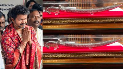 எம்ஜிஆர் பாணியில் விஜய்.. கொல்லூர் மூகாம்பிகை கோவிலுக்கு வெள்ளி வாள் வழங்கி தரிசனம்