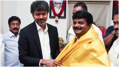 விஜய் முன்னிலையில் தான் இணைவேன்.. கறார் காட்டும் விஜயபாஸ்கர்.. தள்ளிப்போகும் இணைப்பு விழா!