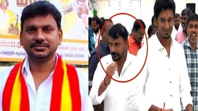 பாலியல் புகார்: கட்சியில் இருந்து நீக்கப்பட்ட தவெக நிர்வாகி அரசு நிகழ்ச்சியில் பங்கேற்றதால் சர்ச்சை!