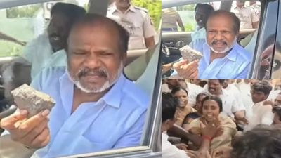 விழுப்புரம்: அதிமுக மாவட்ட செயலர் பசுபதி கார் மீது கல்வீச்சு.. சிவிஎஸ் - இபிஎஸ் ஆதரவாளர்கள் மோதல்