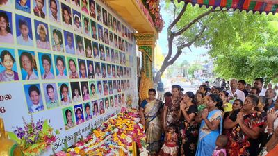 கும்பகோணம் பள்ளி தீ விபத்தின் 22ம் ஆண்டு நினைவு தினம்.. கண்ணீர் மல்க அஞ்சலி! பெற்றோர் வைத்த கோரிக்கை