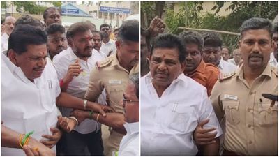அனிதா ராதாகிருஷ்ணன் கையுடன் தனது கையை போட்டு லாக்.. இறுக்கமாக பிடித்து அழைத்து சென்ற போலீஸ்!