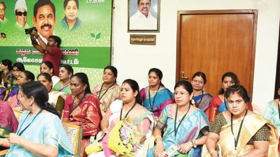 லீமா ரோஸ் பேச்சால் கொந்தளித்த அதிமுக மகளிரணி நிர்வாகிகள்.. எழுந்து சமாதானம் செய்த கேபி முனுசாமி