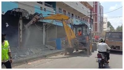 கோவையில் ரூ.3 கோடி நிலத்தை ஆக்கிரமித்து வணிக வளாகம் இடிப்பு.. மாநகராட்சி அதிரடி