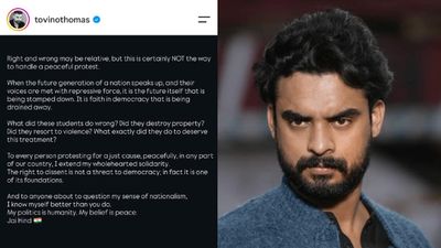 டெல்லி தடியடி சம்பவத்துக்கு கொதித்த நடிகர் டொவினோ தாமஸ்.. வெளியிட்ட பதிவு! பாராட்டும் ரசிகர்கள்
