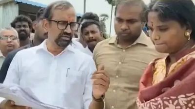 விவசாயிகளிடம் நெல் மூட்டைக்கு ரூ.50 லஞ்சம்.. ஆய்வின் போது அமைச்சரிடம் புகார்.. உடனே சஸ்பெண்ட்!