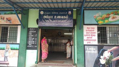 அடித்து தூக்கும் அம்மா உணவகங்கள்.. தினசரி வருகை 1.04 லட்சமாக அதிகரிப்பு.. காரணம் விஜய்யின் ஒரு மூவ் 