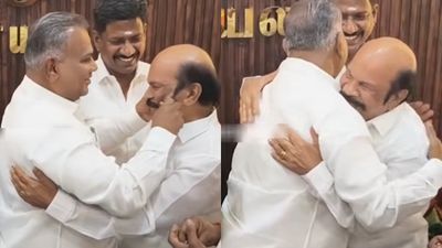 ஸ்டாலினை வீழ்த்திய கொளத்தூர் எம்எல்ஏ வி.எஸ்.பாபுவை.. கட்டி அணைத்து கன்னத்தை கிள்ளி முத்தமிட்ட ஆனந்த்