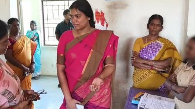 “மாணவர்களிடம் தாழ்வு மனப்பான்மையை வளர்க்காதீங்க”- அமைச்சர் கீர்த்தனா செயலுக்கு அன்பில் மகேஷ் கண்டனம்