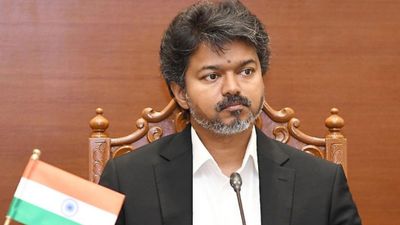 தவெகவில் விஜய்யை விட ரொம்ப பவர்புல் நபர் இவர்தான் போலயே! விஜய் உத்தரவையே காற்றில் பறக்க விட்டுட்டாரே