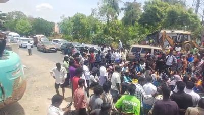  கோவை கல்லூரி ஹாஸ்டல் பாத்ரூமில் மாணவி மர்ம மரணம்.. விக்கிரவாண்டியில் உறவினர்கள் சாலை மறியல்!