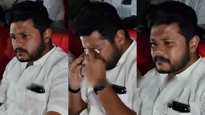 ஜனநாயகன் ரிலீஸ்.. என்ன இப்படி கண்ணீர் வருது.. ஓபனிங் காட்சியில் தேம்பி தேம்பி அழுத அமைச்சர் பர்வேஸ்! 