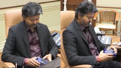 எத்தனை வயதானால் என்ன? வியட்நாம் கம்பெனியின் மினியேச்சர் காருடன் சிரிச்சி சிரிச்சி விளையாடிய விஜய்