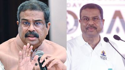 இப்போதைக்கு ராஜினாமா இல்லை? போராட்டத்துக்கு நடுவே தர்மேந்திர பிரதான் போட்ட பதிவு! கடும் விமர்சனம்