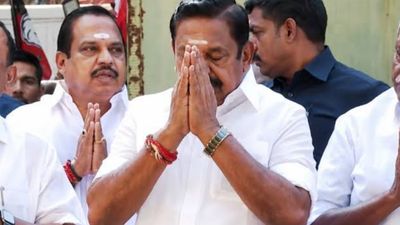 எடப்பாடி பழனிசாமியே எதிர்பார்க்காத ட்விஸ்ட்டுகள்.. அடுத்தடுத்து ராஜினாமாக்கள்.. இன்று முக்கிய ஆலோசனை
