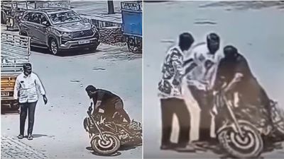 எவ்வளவு நேக்கா திருடுறாங்கனு பாருங்க! விபத்து போல ஆக்டிங்.. அடுத்த நொடி ரூ1 லட்சம் செல்போன் திருட்டு
