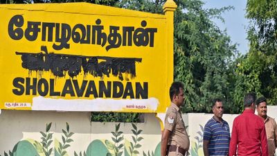 மதுரை சோழவந்தான் ரயில் நிலையத்தில் இந்தி எழுத்துகள் அழிப்பு.. மோடி பதவி விலகனும் என்றும் வாசகம்
