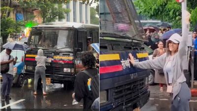 போலீஸ் வேனை தனி ஆளாக தடுத்த பிரபல நடிகை.. நீட் போராட்டத்தில் திக்திக்! என்ன நடந்தது