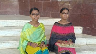 இங்க பாருங்களேன் அதிசயத்தை! இரட்டையர்களுக்கு ஒரே மாதிரி ரேகை.. கருவிழி? குழம்பிப் போன சென்சார்ஸ்