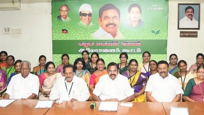 அடுத்தடுத்து விலகும் அதிமுக நிர்வாகிகள்... எடப்பாடி பழனிசாமி இன்று சென்னையில் முக்கிய ஆலோசனை