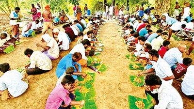 மதுரை அருகே 100 சேவல்கள் பலி.. ஆடி படையல் விழாவில் ஆண்கள் மட்டும் ஏன் பங்கேற்கிறார்கள்?