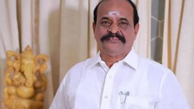 திருச்செந்தூர் வந்த கடம்பூர் ராஜுவின் வாகனத்தில் என்ன அது.. கேள்வி எழுப்பும் எதிர்க்கட்சிகள்