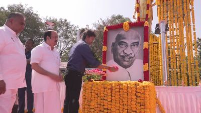 பெருந்தலைவர் காமராஜர் பிறந்தநாள்.. அமைச்சர்கள் புடைசூழ முதலமைச்சர் விஜய் மலர் தூவி மரியாதை!