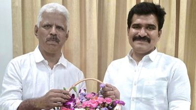 நாதக வழக்கறிஞர் சங்கர் சீமானுக்கு கடிதம் எழுதிவிட்டு கட்சியில் இருந்து விலகல்.. தவெகவில் இணைவு!