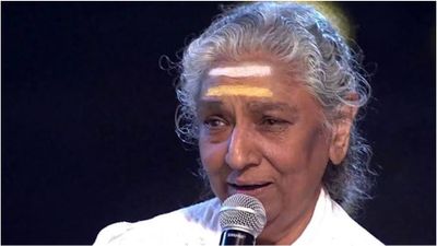 கோடிக்கணக்கான மனங்களை.. இனிமையான குரலால் கட்டிப்போட்டது எப்படி? ஜானகியின் பலம் இதுதான்!
