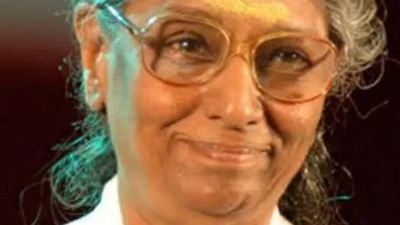 எஸ்.ஜானகி வந்து நின்றதுமே... முணுமுணுத்த உதடுகள்! சிம்மாசனத்தில் உட்கார வைத்த 'சிங்கார வேலன்'