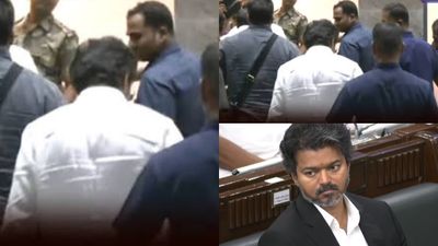 மறக்க முடியாத நாள்.. கூப்பிட கூப்பிட திரும்பி கூட பார்க்காமல் கரூரை விட்டு கிளம்பிய விஜய் 