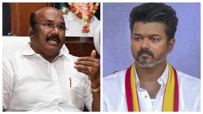 கோடி கோடியாய் சம்பாதிச்சீங்களே.. உங்க காசை கொடுங்க விஜய்.. அரசுப்பணி எதுக்கு.. ஜெயகுமார் கேள்வி
