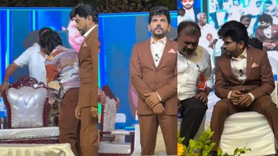 எனக்கு மட்டும் எதுக்கு சொகுசு சேர்... எல்லோரை போல சாதாரண சேர் போதும்.. லெஜண்ட் சரவணன் செயலால் நெகிழ்ச்சி