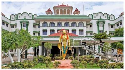 கரூர் கூட்ட நெரிசல்: அரசு வேலைக்கு எதிராக நாதக நிர்வாகி மனு..அவசர விசாரணைக்கு உயர்நீதிமன்றம் மறுப்பு