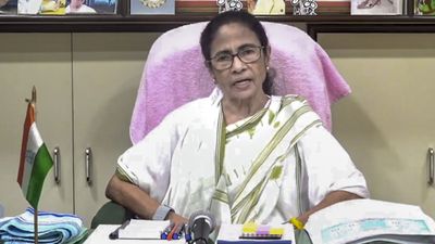 மம்தா வீட்டுக்காவல்? திடீரென குவிக்கப்பட்ட போலீஸ்.. உச்சக்கட்ட பதற்றத்தில் மேற்கு வங்கம்!