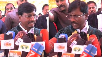 பின்வாசல் வழியாக வெளியேறிய தமிழக அமைச்சர்.. பத்திரிகையாளரை சந்திக்க மறுப்பு.. பின்னணி?