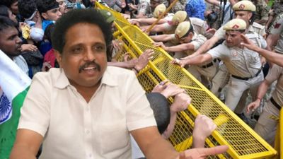 ஆஃப் செய்யப்பட்ட இண்டர்நெட்.. முடக்கப்பட்ட வாட்ஸ்ஆப்! மத்திய அரசை குற்றம்சாட்டிய சு.வெங்கடேசன்!