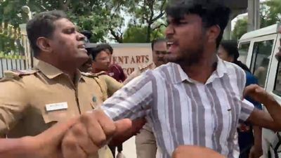 டெல்லி போலீஸே பரவாயில்ல போல! மாணவர்களை அடித்து இழுத்துச் சென்ற காவல்துறை! சென்னையில் ஷாக்! வீடியோ