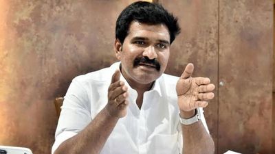 அமைச்சர் நிர்மல் குமார் பயணித்த விமானம் தரையிறங்க முடியாமல் தவிப்பு! மதுரையில் அசாதாரண சூழல்!