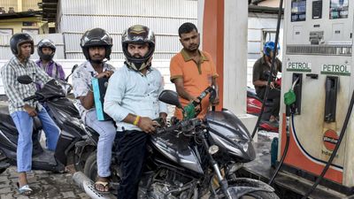 “E10 பெட்ரோல் தான் டூவீலர்களுக்கு நல்லது..” E20 சர்ச்சைக்கு நடுவே விவாதமாகும் நிதி ஆயோக் அறிக்கை