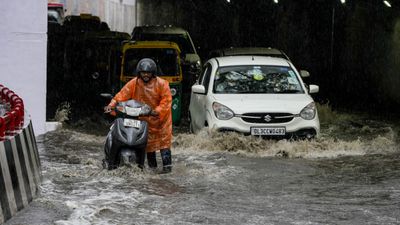 சாலையில் ஓடும் ஆறுகள்.. மொத்தமாக மூழ்கிய கார்கள்.. ஒரே நாளில் ஸ்தம்பித்து நிற்கும் டெல்லி